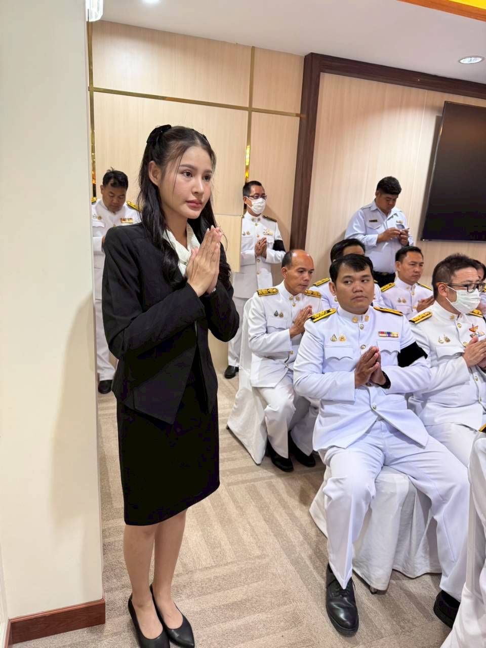 title - นที่ 24 กุมภาพันธ์ 2569 นายวิทูล ประดิษฐบุญ มอบหมายให้  เจ้าหน้าที่ ส.ป.ก.ปราจีนบุรี เข้าร่วม พิธีวางพานพุ่มดอกไม้และถวายสักการะ เนื่องในวันคล้าย วันพระราชสมภพของพระบาทสมเด็จพระพุทธเลิศหล้านภาลัย